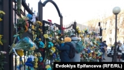 Ljudi donose cvijeće ispred ukrajinske ambasade u Bjelorusiji