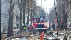 Vatrogasci u kompleksu zgrada Službe državne bezbednosti i policije u Harkovu, 2. mart 2022.