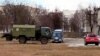 Військові машини швидкої допомоги та військова техніка біля Мозирської міської лікарні, 28 лютого 2022 року