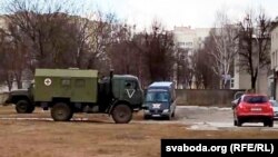 Військові машини швидкої допомоги та військова техніка біля Мозирської міської лікарні, 28 лютого 2022 року