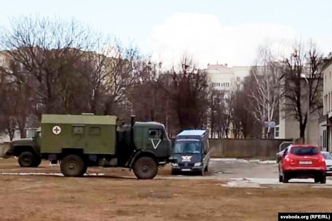 Cанітарныя вайсковыя расейскія машыны і вайсковыя машыны каля Мазырскага гарадзкога шпіталя, 2022. Ілюстрацыйнае фота