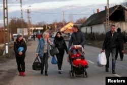  Украинци минават границата с Унгария 