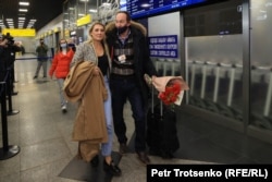 Президент авиакомпании Air Astana Питер Фостер и его жена в аэропорту Алматы. 28 февраля 2022 года