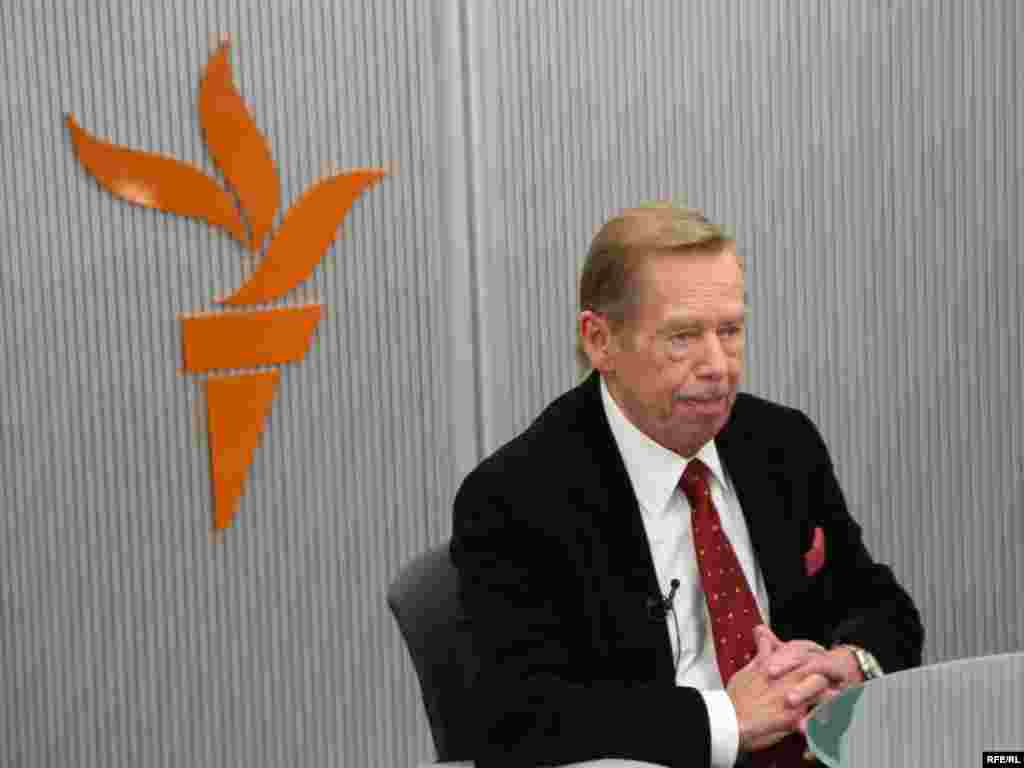 Vaclav Havel în cursul interviului acordat lui Jeremy Bransten