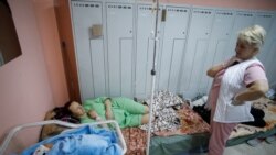 Pacijenti u podrumu perinatalnog centra dok se čuju zvuci sirene za vazdušni napad usred ruske invazije na Ukrajinu, u Kijevu, Ukrajina, 2. marta 2022.