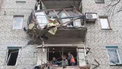 Ljudi uklanjaju ruševine iz stambene zgrade, za koju lokalni stanovnici kažu da je oštećena nedavnim granatiranjem, u gradu Jasynuvata (Yasinovataya) pod kontrolom separatista u Donjeckoj oblasti, Ukrajina, 2. marta 2022.