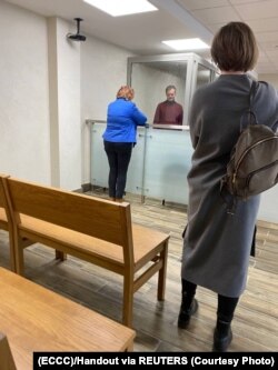 Алег Грузьдзіловіч у судзе, 2 сакавіка. Да яго падышла жонка Мар'яна пасьля заканчэньня судовага дня