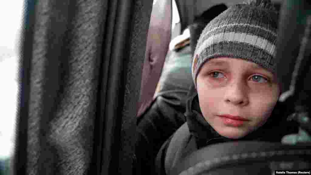 UKRAINE-CRISIS/REFUGEES-BOY-MOMENT