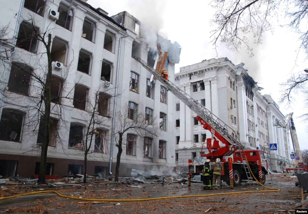 Ndërhyrja e zjarrfikësve në ndërtesën e bombarduar të Universitetit Kombëtar të Harkivit më 2 mars 2022.&nbsp;&nbsp;