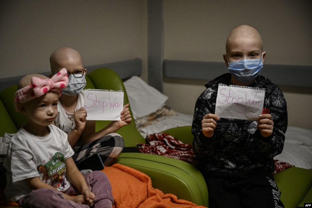 Деца-пациенти на онколошка болница во Киев со натписи Запрете ја војната, 28 февруари 2022
