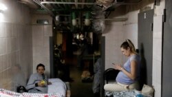 Pacijenti sklonjeni u podrum perinatalnog centra dok se čuju zvuci sirene za vazdušni napad usred ruske invazije na Ukrajinu, u Kijevu, Ukrajina, 2. marta 2022.