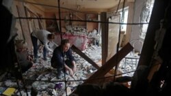 Žene pregledavaju ruševine u stanu stambene zgrade, za koju mještani kažu da je oštećena nedavnim granatiranjem, u gradu Horlivka (Gorlovka) pod kontrolom separatista u Donjeckoj oblasti, Ukrajina, 2. marta 2022.