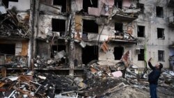 Një ndërtesë e shkatërruar nga bombardimet në rrethinë të Kievit.