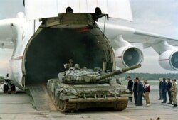 Egy ukrán tank hagyja el az Antonov-225 fedélzetét Kijevben 2001. szeptember 11-én.