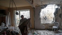 Žena pregleda ruševine u stanu stambene zgrade, za koju mještani kažu da je oštećena nedavnim granatiranjem, u gradu Horlivka (Gorlovka) pod kontrolom separatista u oblasti Donjeck, Ukrajina, 2. marta 2022.