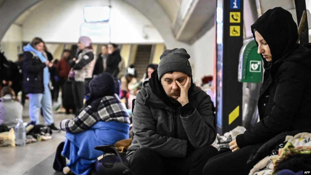 Жители на Киев во метро-станица во Киев. Подземните станици се користат од жителите на Киев како скривници при бомбардирањата
