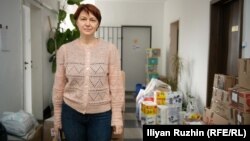 Олена Шопова в офиса на счетоводната си къща в София, превърнал се в дарителски център