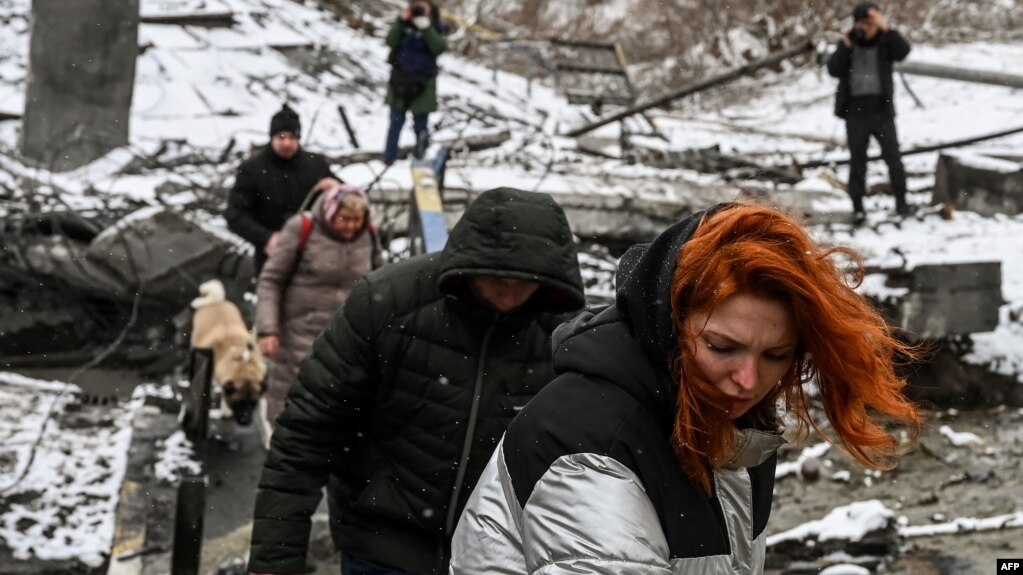 Цивили преминуваат река во Киев, 1 март 2022
