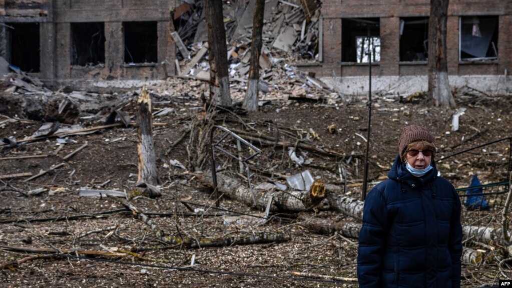 Жена пред ракетирана зграда во градот Василкив, во близина на Киев, 27 февруари 2022