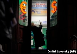 Egy pénzváltó Szentpéterváron. Meddig fog még zuhanni a rubel? Az oroszok nem sokkal azután, hogy Moszkva katonai támadást indított Ukrajna ellen, megrohamozták az ATM-eket