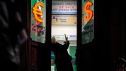 Žena u Sankt Petersburgu čeka u redu u menjačnici 25. februara 2022, dan nakon početka invazije na Ukrajinu. Građani Rusije su preplavili banke i pohrlili na bankomate nakon što je Zapad najavio i počeo sa sprovođenjem oštrih sankcija toj državi.