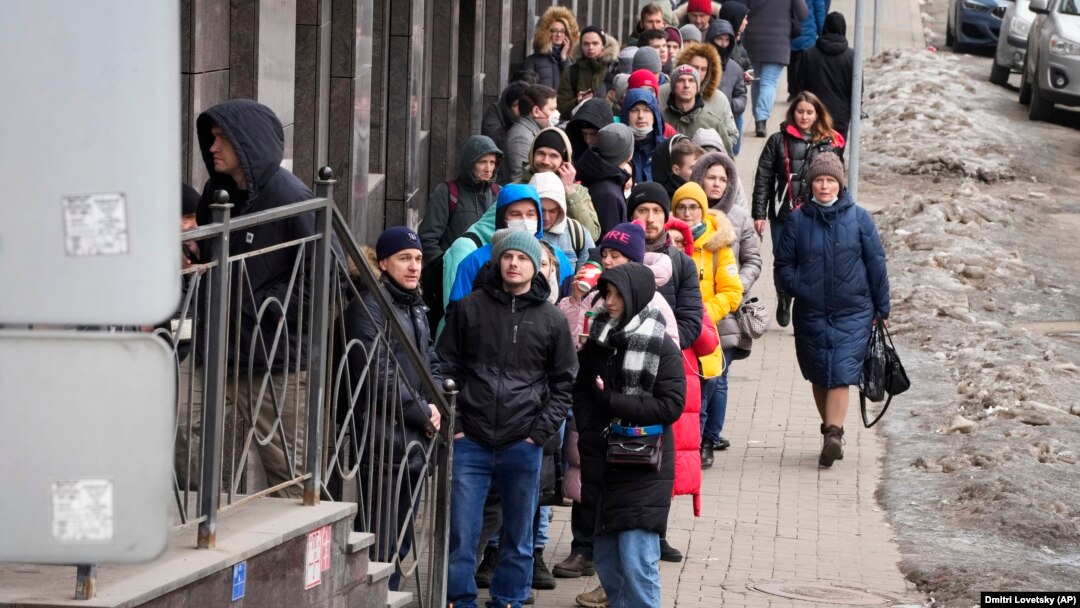 Moneda națională a Rusiei, rubla, s-a prăbușit cu 30% după invadarea Ucrainei, ordonată de Vladimir Putin în 24 februarie. Imagine din 25 februarie, la un bancomat din St. Petersburg.