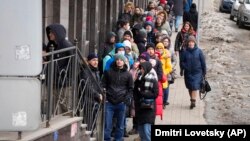 Moneda națională a Rusiei, rubla, s-a prăbușit cu 30% după invadarea Ucrainei, ordonată de Vladimir Putin în 24 februarie. Imagine din 25 februarie, la un bancomat din St. Petersburg.