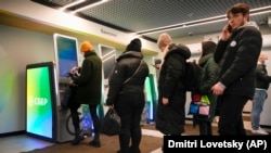 La coadă la un bancomat Sberbank în St. Petersburg, 25 februarie 2022