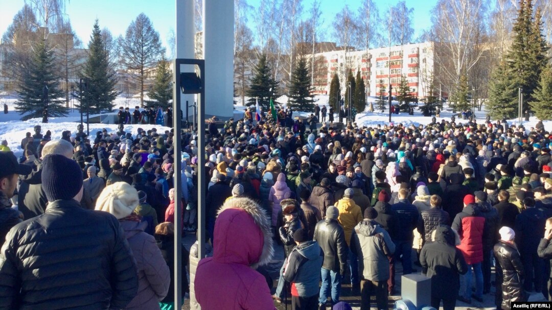 Җиңү мәйданындагы хушлашу митингында катнашучылар