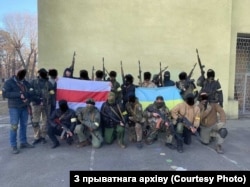 Першая беларуская рота, створаная пры тэрытарыяльнай абароне батальёну «Азоў». Большасьць твараў ваяроў схаваная. Архіўнае фота