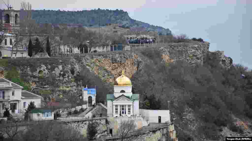 Свято-Георгиевский монастырь, за ним &ndash; российская воинская часть в Севастополе &nbsp;