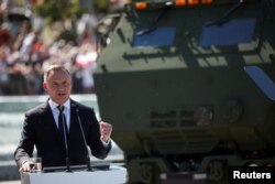 Президент Польщі Анджей Дуда вису=тупає під час військового параду 15 серпня 2023 року. Варшава, Польща.