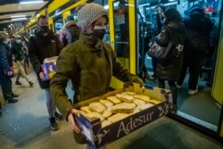 Adományt visznek az Ukrajnából menekülő embereknek egy újlipótvárosi pékség dolgozói a Nyugati pályaudvar előtt 2022. március 2-án