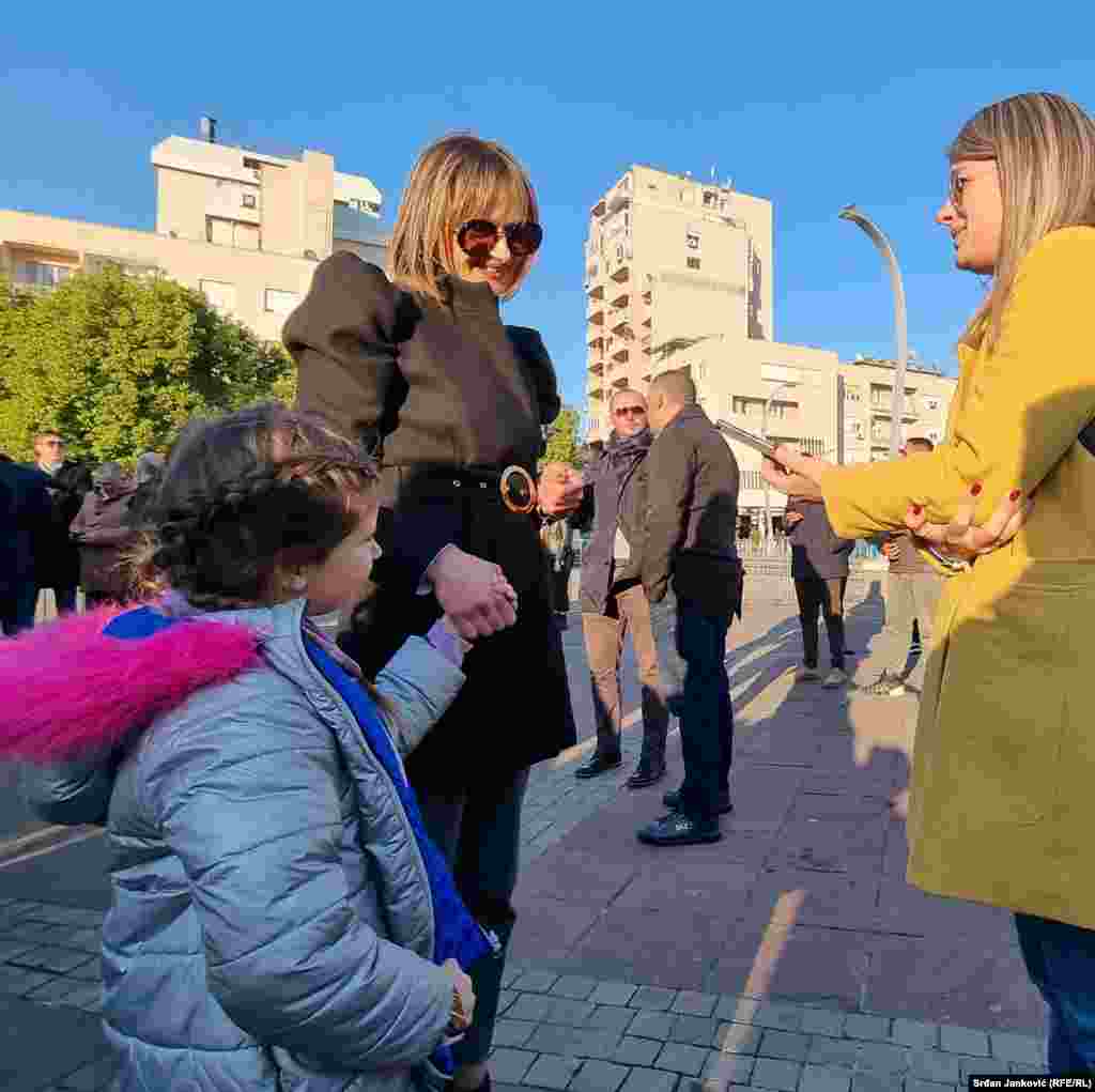 Sedmogodišnja Tara iz Podgorice donirala je svoje lutke. Kaže da je među njima i njena omiljena ali želi da je pošalje nekoj vršnjakinji u Ukrajini. Njena majka Marta donijela je nekoliko paketa. &quot;U njima je termo garderoba, kozmetika, higijenske stvari, ćebad. Nadam se da će im pomoći. Imam ćerkicu i to me dodatno čini slabom i jako me potreslo sve što se dešava&quot;, kaže Marta za Radio Slobodna Evropa (RSE).