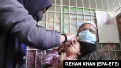 کمپاین تطبیق واکسین پولیو در پاکستان - عکس از آرشیف