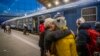 Az orosz–ukrán háború elől menekülő emberek Budapesten, a Nyugati pályaudvaron 2022. március 3-án reggel