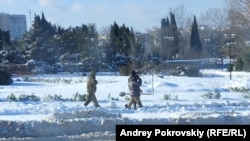 Уборщики снега у здания Гагаринской администрации