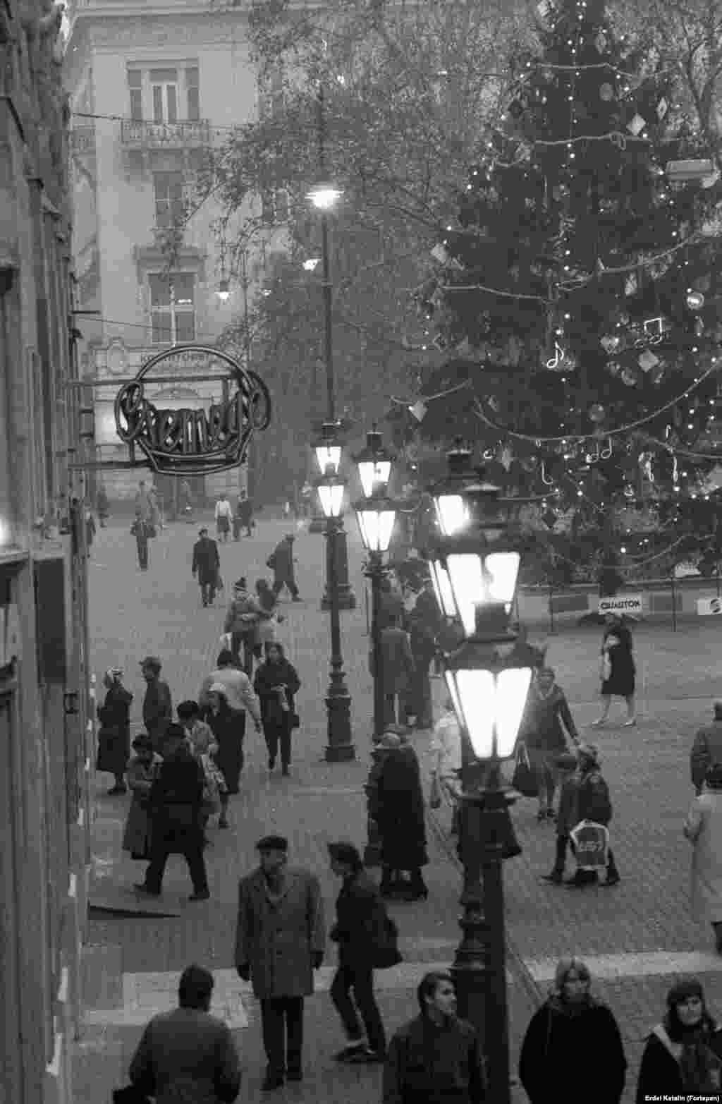 Váci utca, szemben a Vörösmarty tér 1985 karácsonyán