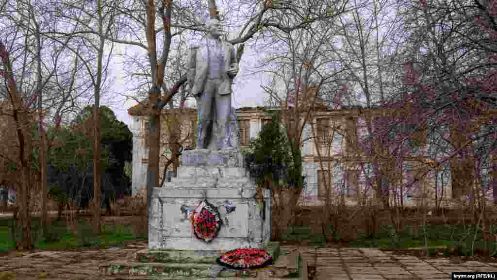 Венки у &laquo;аварийного&raquo; памятника Ленину в Курортном парке, судя по всему, остались после 7 ноября