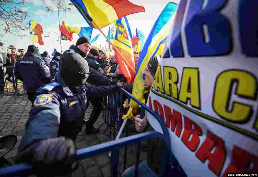 Jandarmi împiedică intrarea protestatarilor în perimetrul securizat al sediului Parlamentului României, în timpul unui protest organizat de Alianța pentru Unitatea Românilor (AUR), împotriva introducerii certificatului verde.&nbsp;