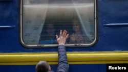 Tren cu refugiați pleacă de la Kiev.