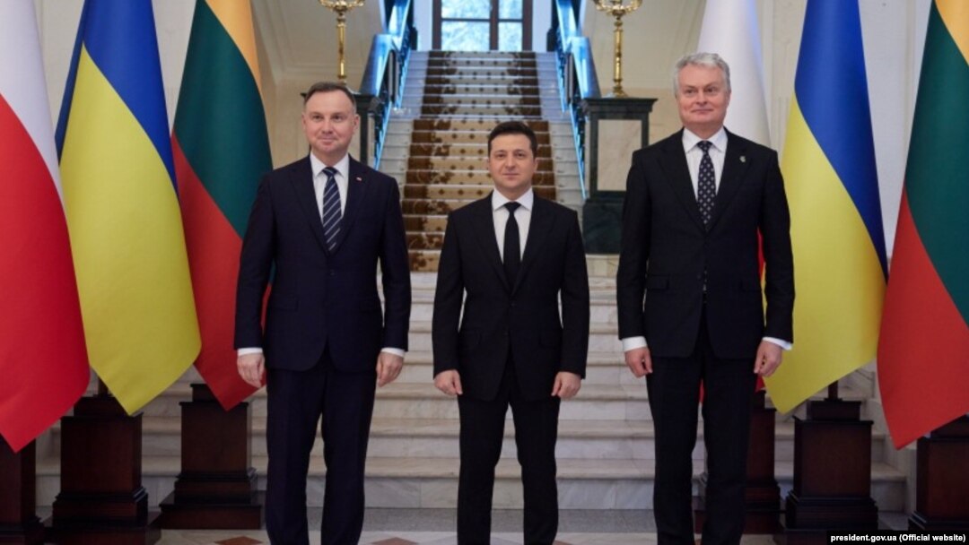 Polish President Andrzej Duda (left), Ukrainian President Volodymyr Zelenskiy (center), and Lithuanian President Gitanas Nauseda at a meeting in the Ukrainian village of Huta on December 20.