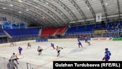 IV дивизиондогу хоккей боюнча дүйнө чемпионатынын 1-турунда Малайзия жана Кувейттин командалары беттешүүдө. 3-март, 2022-ж. Бишкек. 