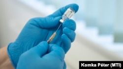 Evropska agencija za lekove ispitivaće verziju vakcine namenjene da bolje štiti od konkretnih sojeva virusa. 