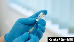 Oltáshoz készítik elő a német-amerikai fejlesztésű Pfizer-BioNTech koronavírus elleni oltóanyagot a pásztói Margit Kórházban kialakított oltóponton 2022. március 3-án.
