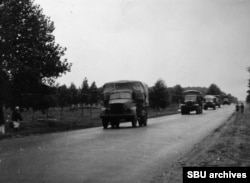Egy katonai konvoj egy állítólag Makinen által készített fotón