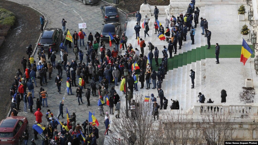 Mai mulți simpatizanți AUR au protestat ieri pentru a bloca implementarea certificatului verde. Unii dintre ei au dărâmat poarta de acces la Senat și au intrat în curte. 