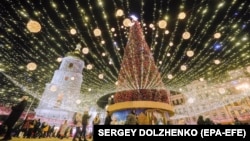 Новорічна ялинка у Києві на Софійській площі та гірлянда, що осяває простір навколо. Україна, грудень 2021 року