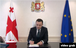 Премьер-министр Грузии Ираклий Гарибашвили подписывает заявку Грузии на членство в ЕС. Это было сделано несколькими днями после подачи заявки по Украине, сразу после начала масштабной войны России против Украины