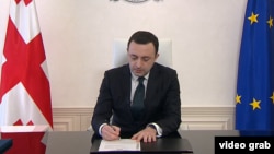 Irakli Garibashvili semnând cererea de aderarea Uniunea Europeană